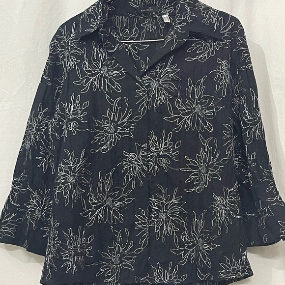 Stylish Black Thread Work Shirt in Size M
Size M
Excellent Fabric - Picture 3 of 4